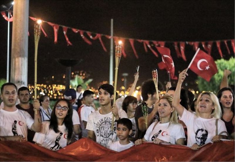Mehteranlı bayraklı fener alayı
