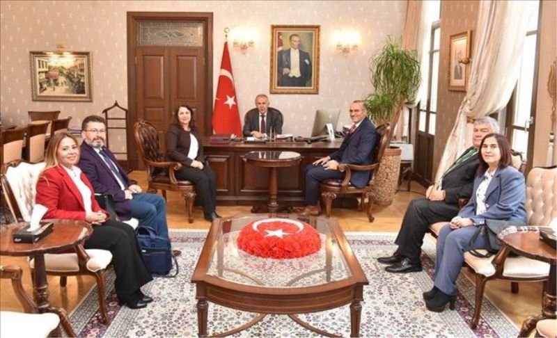 Vali, konuklarını makamında ağırladı