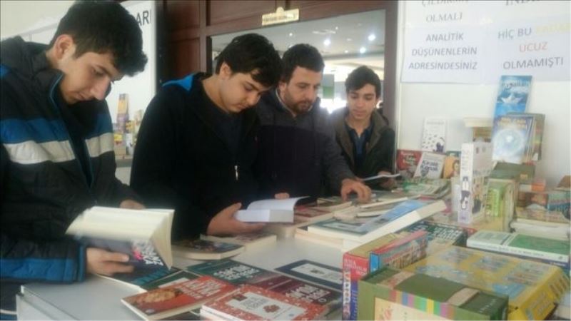 Öğrencilerin kitap fuarı ziyareti