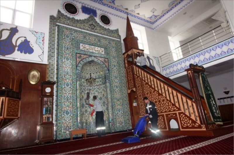 İbadethanelerde temizlik sürüyor