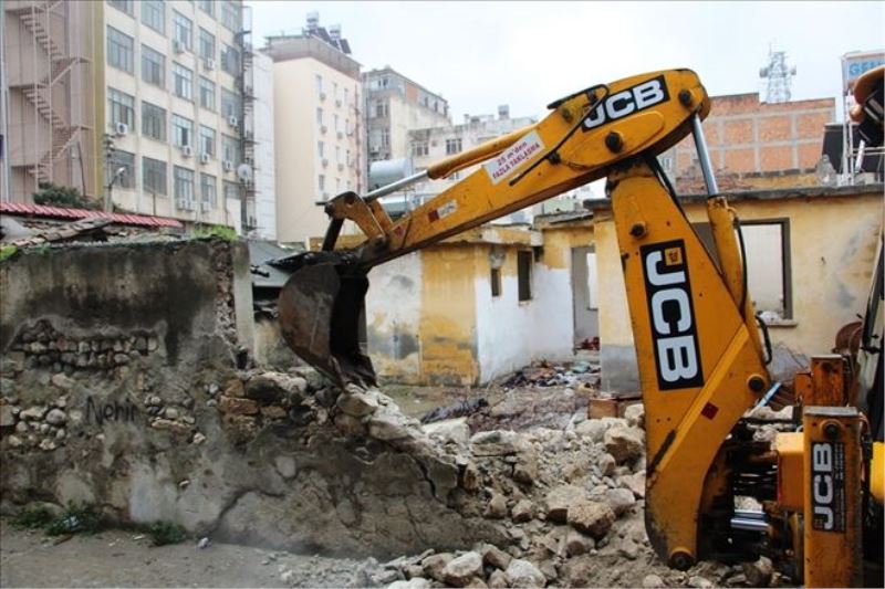 Savaş mahallesinde metruk bina yıkıldı