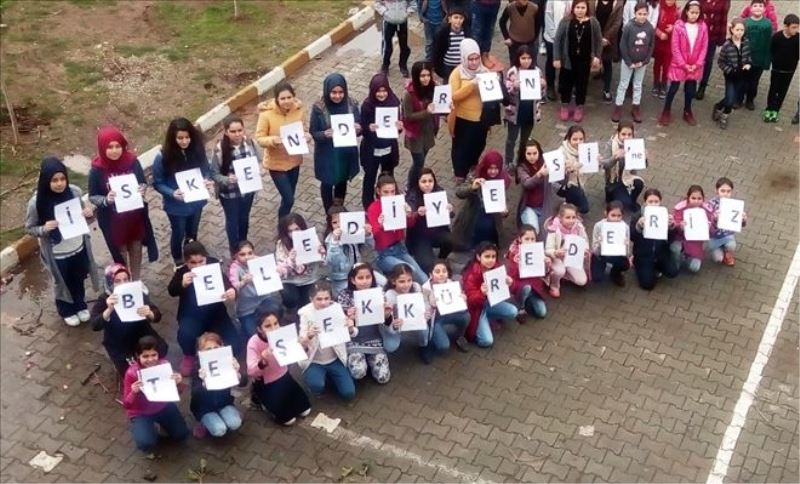 Okul bahçesi düzenlemesine pankartlı teşekkür