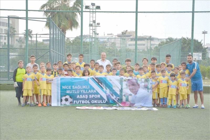Minik futbolculardan kulüp başkanına kutlama