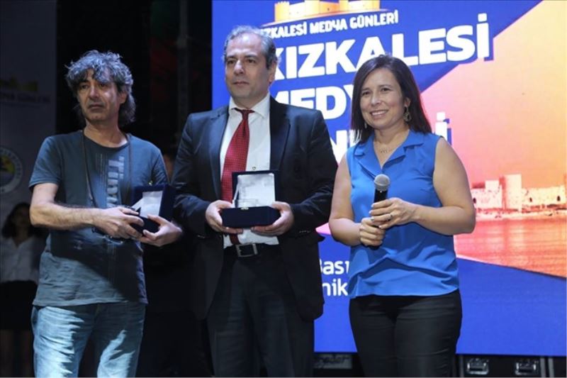 SES´e iki ödül