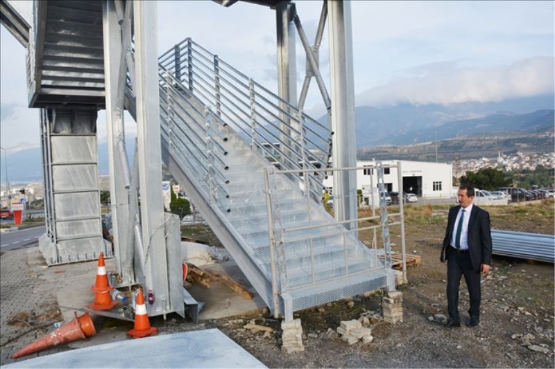 Üst geçit yapımı sürüyor
