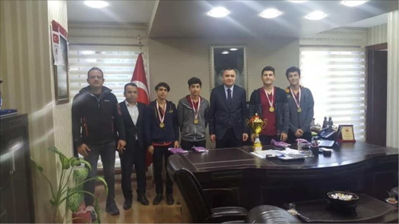 Masa tenisi şampiyonlarının kaymakam ziyareti