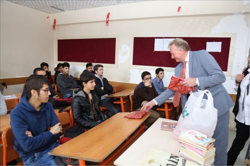 Mülteci öğrencilere hediye