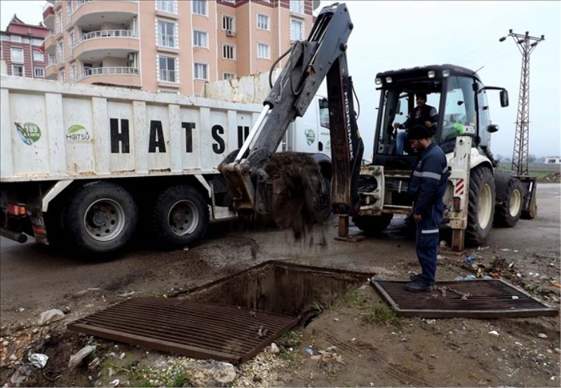 Tıkanan yağmursuyu hatları temizleniyor