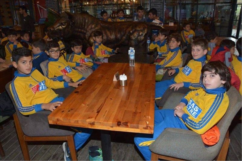 Futbol okulunun öğrencilerine yemek