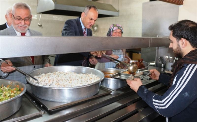 Çıraklarla yemek yediler