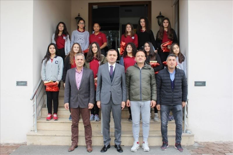 Sporcu öğrencilerin kaymakam ziyareti