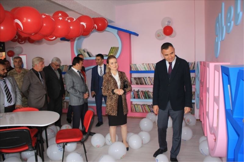 Kurtbağı okuluna kütüphane