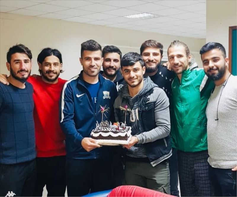 Tesiste doğum günü kutlaması