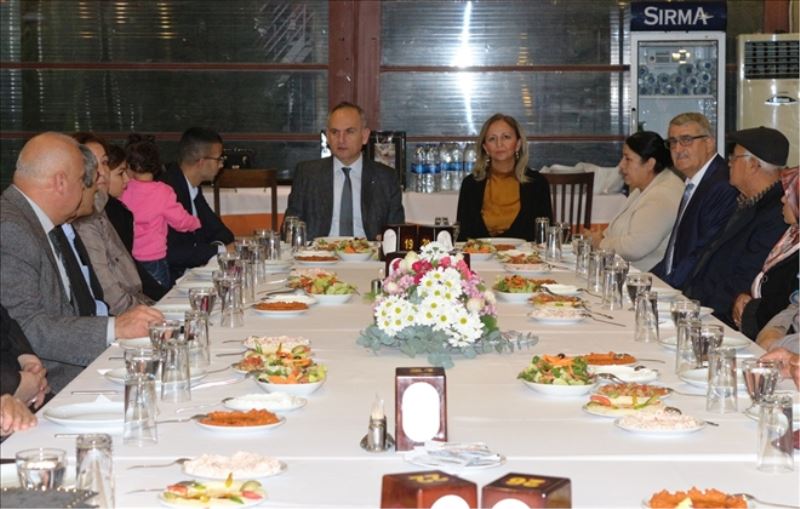 Kaymakamdan muhtarlara yemek
