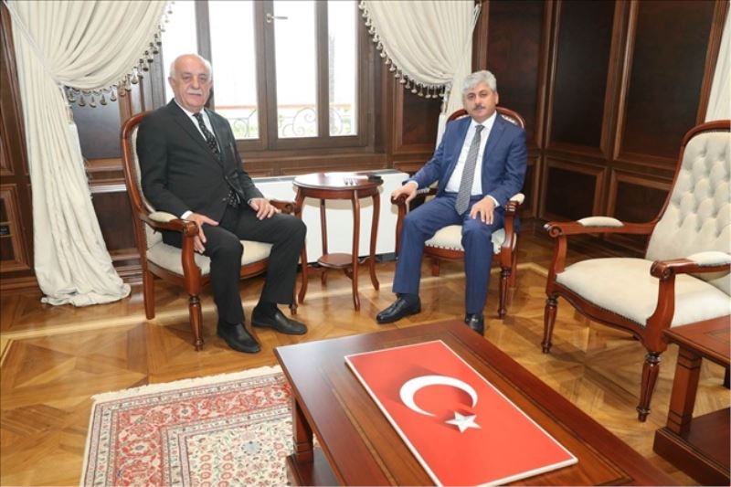 Ziyaretleri çalışma ofisinde kabul etti