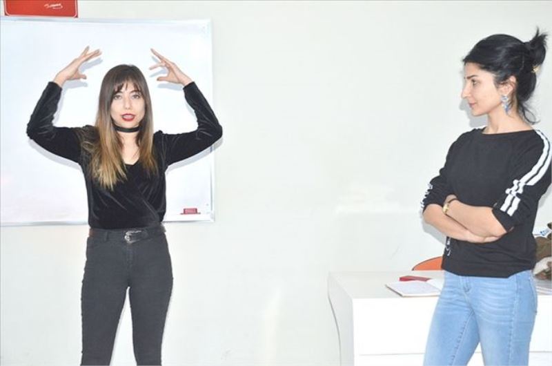 İşaret diliyle İstiklal Marşını okuyorlar