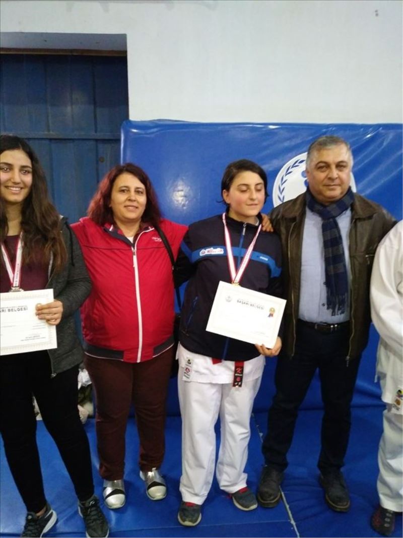 Okul sporcularına iki madalya