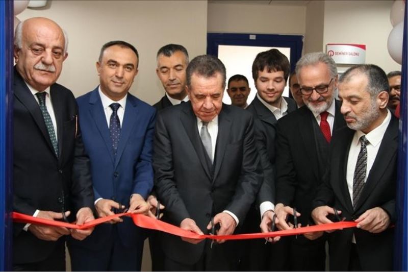 Üniversitede laboratuvar açılışı