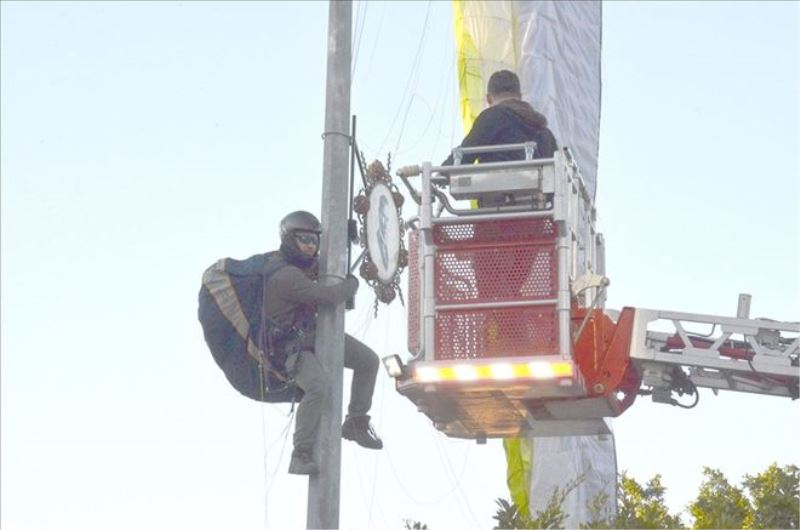 Rüzgar nedeniyle direğe takıldı