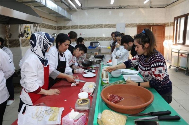 Aşçı adayları yemeklerini sundu
