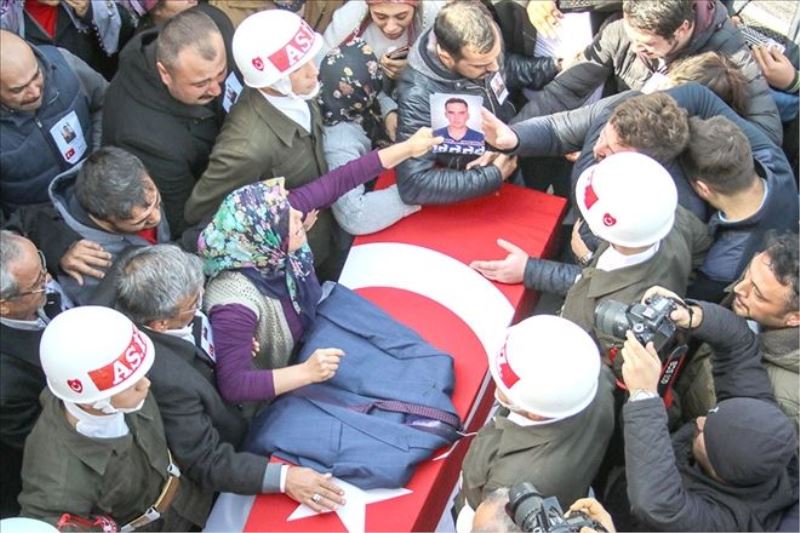 Oğlunun cenazesini damatlıkla uğurladı