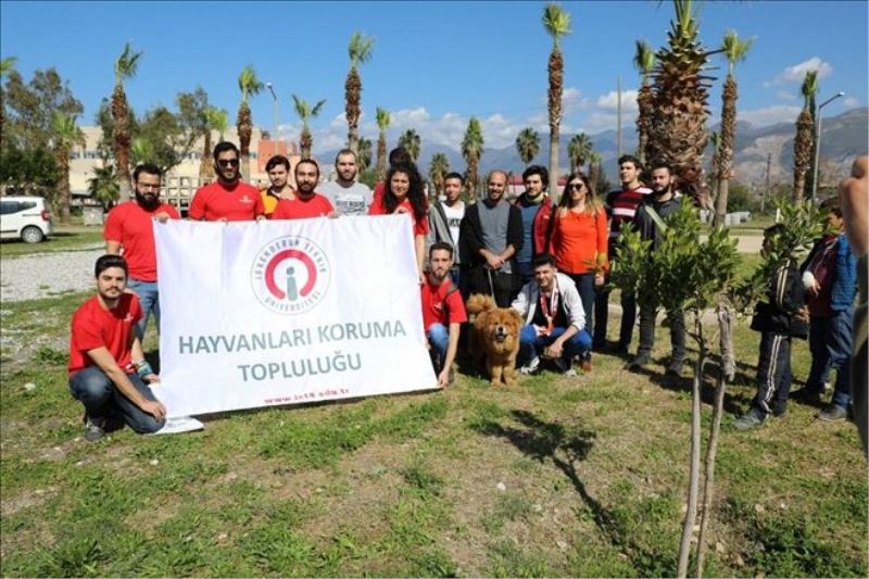 Üniversiteliden barınaktaki hayvanlara mama