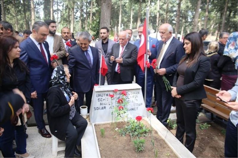 Şehit kabirlerine karanfil