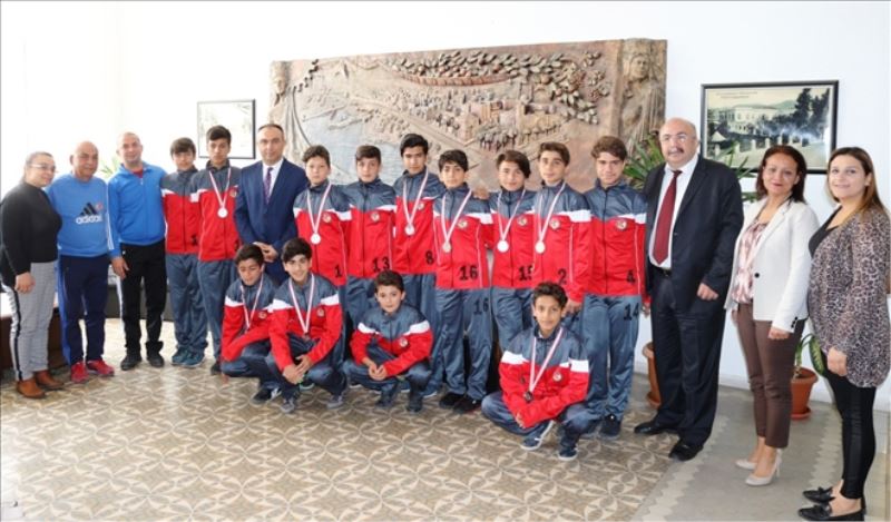 Sporcu öğrencilerin kaymakam ziyareti