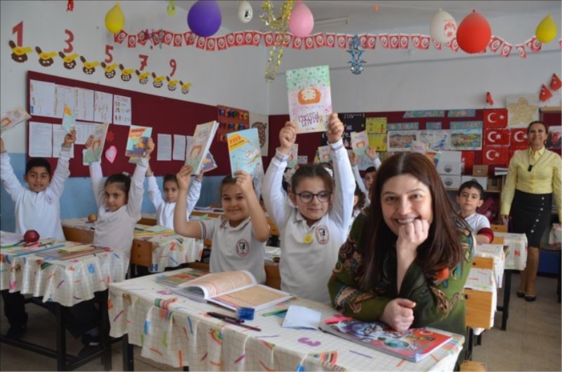 Yazar Nurgül Ateş kitaplarını imzaladı