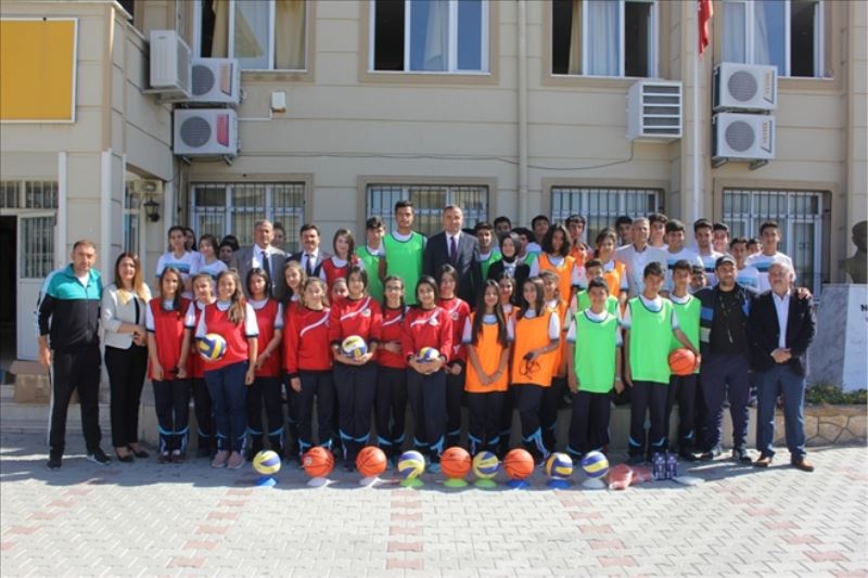 Okul takımlarına malzeme desteği