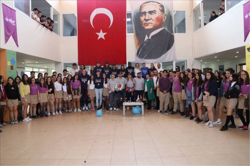 Kadın basketçiler öğrencilerle oynadı