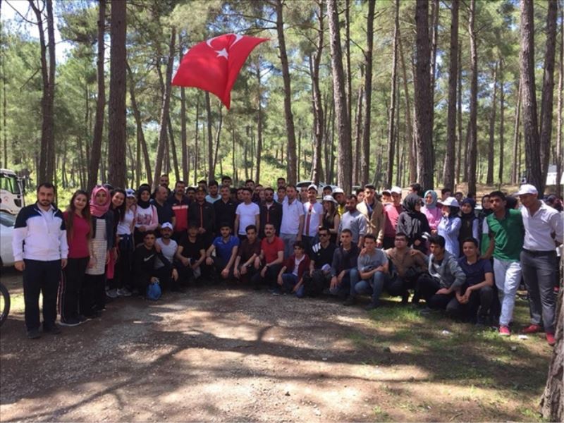 AKP´li gençlerden doğa yürüyüşü