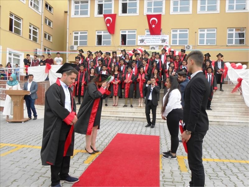 Lisede ´mezuniyet´ töreni