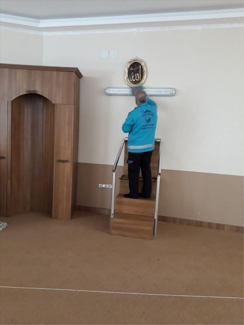 Belediye, camilerin halılarını da yıkıyor