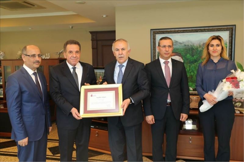 Rekortmenlere bakandan takdir plaketi