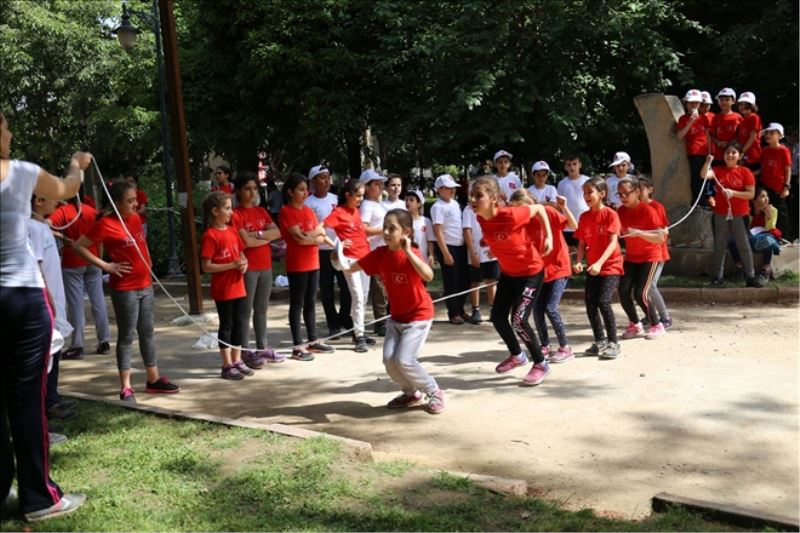 900 çocuk birlikte eğlendi