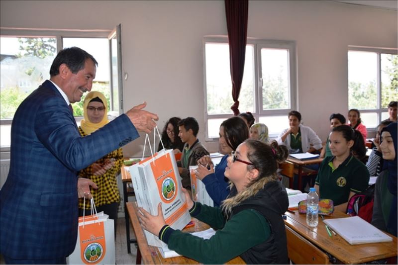 Belediyeden öğrencilere kitap ve test seti