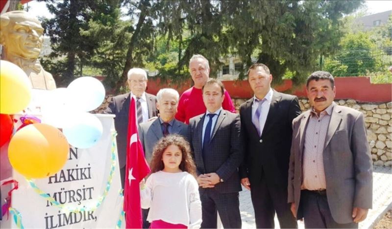 Okula Atatürk büstü