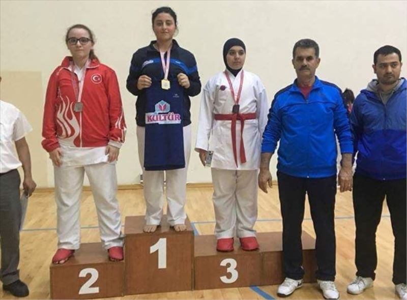 Okul Sporları Karate Grup Müsabakası H. Nur, 68 kiloda birinci
