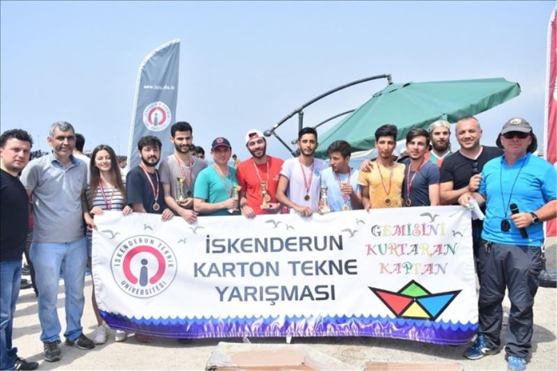 Denize karton tekneyle açıldılar