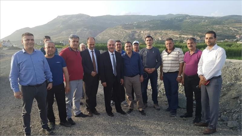 Tarım arazisinden geçen çevre yoluna inceleme
