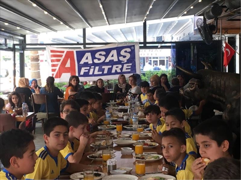 Sporculara anneleriyle birlikte kahvaltı