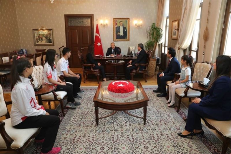 Genç sporcuların vali ziyareti