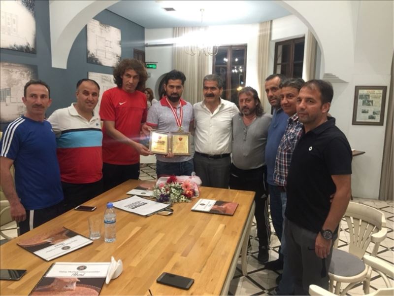 Palut´a destek sürüyor