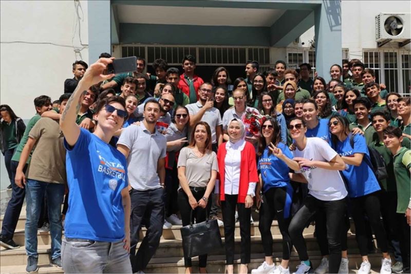 Kadın basketçiler liselilerle söyleşti