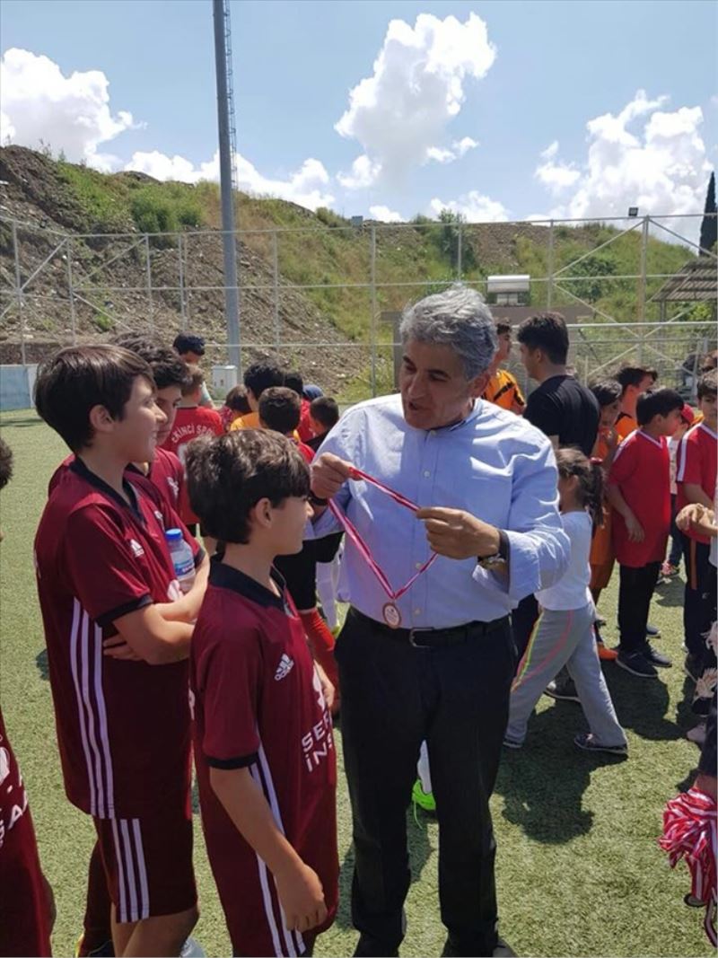 Yıldız sporcular kupalarını aldı