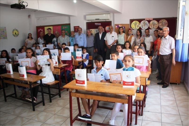 Karne alan öğrencinin hediyesi; kitap