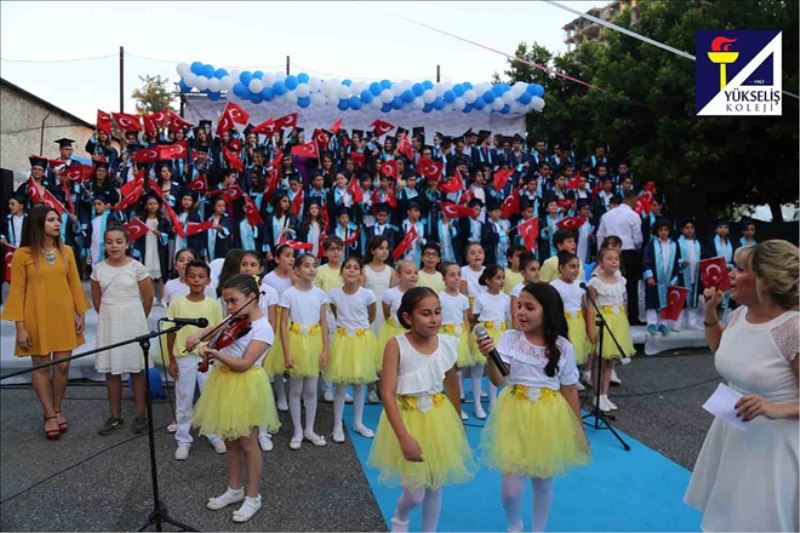 İzmir marşıyla mezun oldular