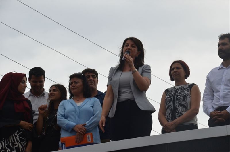 Sandıkları kadınlara emanet etti