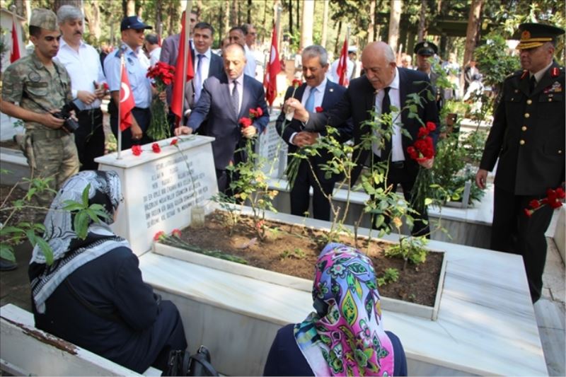 Protokol, halkla bayramlaştı